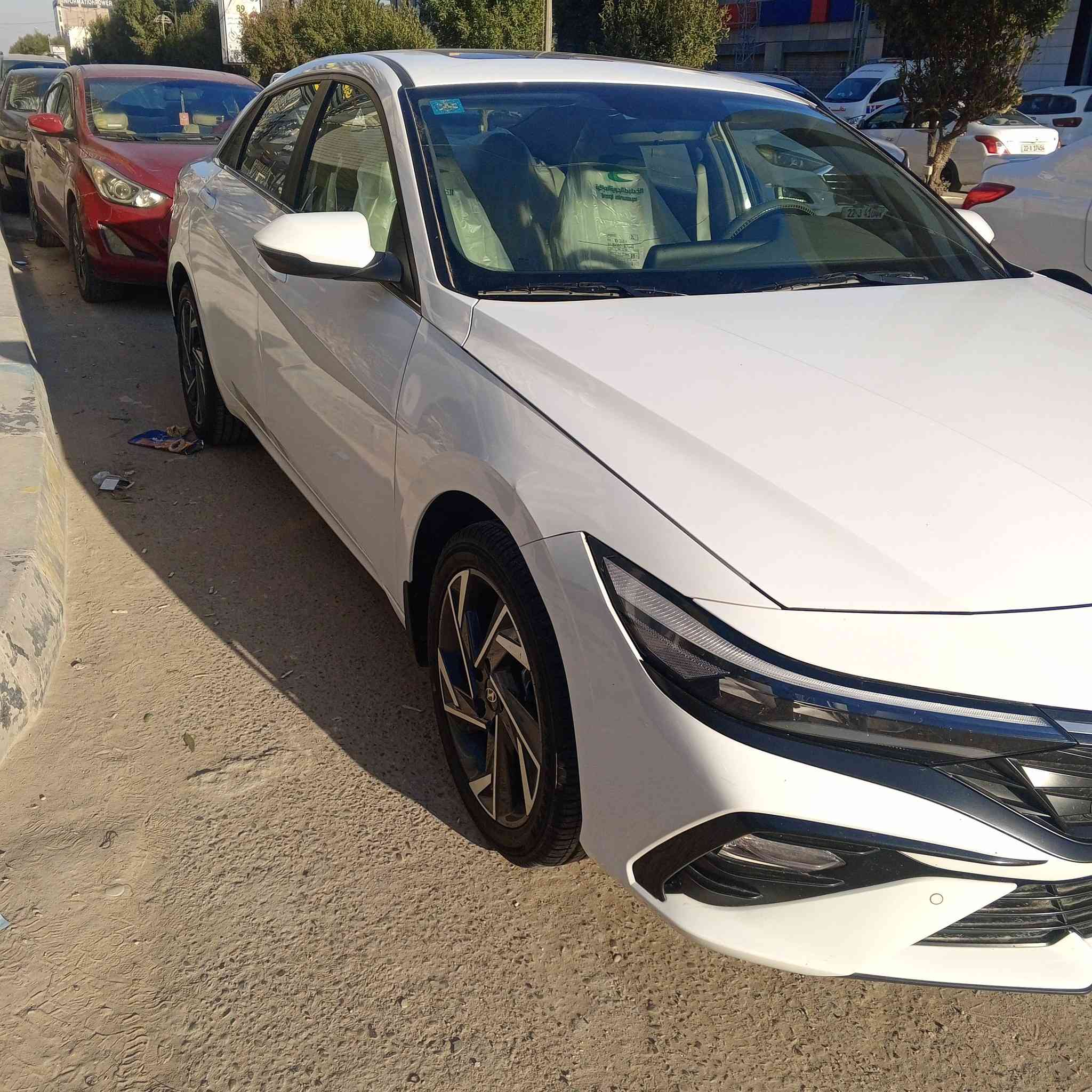 🚗 المواصفات العامة
 هيونداي النترا 2024خليجي اصل رقم بغداد محرك 2000 
الدفع: أمامي (FWD)
⚙️ المحرك وناقل الحركة
المحرك: 4 سلندر
ناقل الحركة: أوتوماتيك CVT (IVT)
نظام الوقود: بنزين
نظام ABS مانع انغلاق الفرامل
نظام EBD توزيع قوة الفرامل
نظام الثبات الإلكتروني ESC
نظام مانع الانزلاق TCS
مساعد صعود المرتفعات HAC
حساسات خلفية
كاميرا خلفية
🎛️ التجهيزات الداخلية
شاشة لمس 8 
دعم Apple CarPlay & Android Auto
مكيف هواء قوي مناسب للأجواء الحارة 🌞
تحكم من المقود
بلوتوث + USB
عدادات رقمية (بعض الفئات)
مقاعد قماش 
✨ المواصفات الخارجية
إضاءة LED أمامية وخلفية
مرايا جانبية كهربائية
إشارات في المرايا
تصميم رياضي جديد
📏 الأبعاد 

188وبيه مجال
***********
