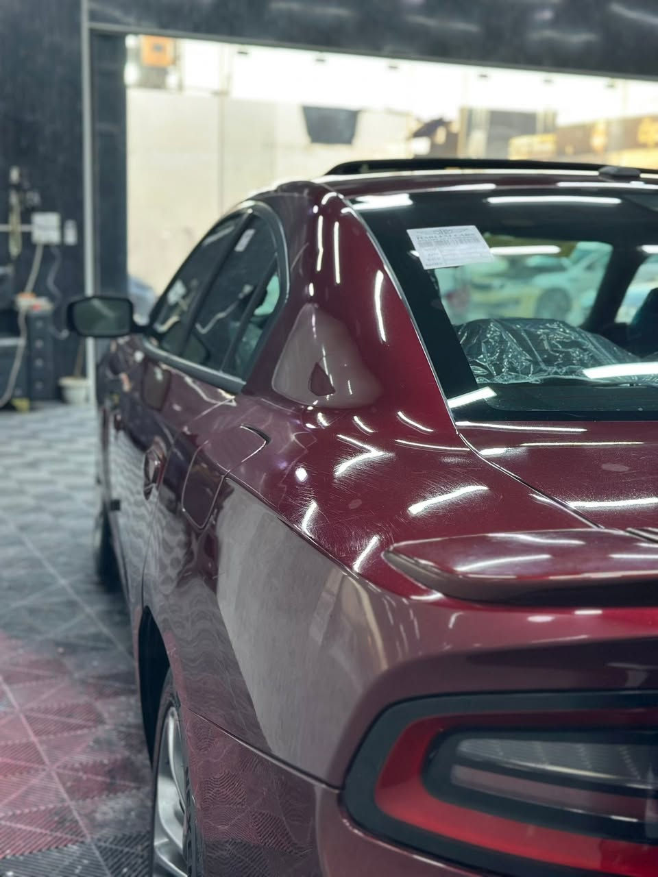 Dodge Charger Rallye 2017(خليجي)
مظهر رياضي 

1-محرك: V6 Pentastar سعة 3.6 لتر.(Full clear)
2-القوة: 300 حصان تقريبًا في نسخة Rallye
3-جنوط رياضية 20 إنش.
4-سبويلر خلفي بلون الهيكل.
5-paddle shifters خلف المقود لتبديل السرعات يدوياً 
6- Sport Mode
7-مظهر خارجي رياضي وشعارات Rallye.
8-نظام تعليق رياضي أكثر من الفئات الأساسية. 
9- فتحة سقف كهربائية (sunroof) زجاجية فوق المقاعد الأمامية 
10- المقاعد تدفئة مع مقعد السائق بنظام الحركة الكهربائي
11- (9 )سماعات Alpine موزعة داخل المقصورة.
* Subwoofer في الجهة الخلفية (داخل الصندوق).
* مضخم صوت (Amplifier) بقوة تقارب 500 واط
12- الشاشة هي Uconnect 8.4، وتدعم:

* البلوتوث.
* الأوامر الصوتية.
* الكاميرا الخلفية.
* Apple CarPlay وAndroid Auto في معظم نسخ 2017 المزودة بنظامUconnect 8.4 
13- المرايا الجانبية

* كهربائية التحكم (Power Mirrors).
* بلون هيكل السيارة.
* مزودة بإشارات انعطاف LED مدمجة.
* قابلة للتدفئة (Heated Mirrors)
*النقطة العمياء (Blind spot)
14-lights (اللايتات ) زينونHID Xenon
الضرر:
الباب اليمين خلف النفر أسفل الهيكل الخارجي صبغ مسافة 4 أصبع 
بنفس الجهة Back light - يمين واسفل الدعامية مسافة 10 سم صبغ
ما تبقى من الهيكل الخارجي والداخلي Full Clear …
سنوية تخلص 2028 
رقم سليمانية 
تسجيل السيارة بأسمي
السعر 230$
للأستفسار : ***********
مكان السكن :قضاء الشرقاط
