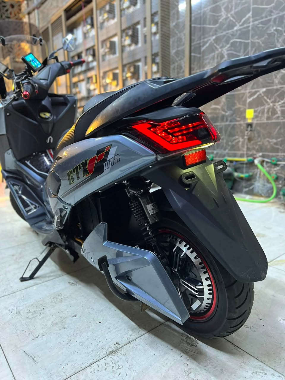 📢 دراجة كهربائية MTR GTX مميزة جداً للبيع
الموديل: سكوتر كهربائي رياضي نوع MTR GTX.
 النظافة: نظيفة جداً وبحالة ممتازة.
 المفاتيح: تحتوي على 2 سويتش (مفتاح) + 2 بصمة للتحكم والتشغيل عن بُعد.
 الشاشة: مزودة بـ شاشة ذكية تدعم نظام كار بلاي (CarPlay) لعرض الخرائط والاتصالات والموسيقى.
 الإضافات والتصميم: تطعيمات مميزة من الكاربون فايبر تعطي الدراجة مظهر رياضي وفخم، بالإضافة إلى إضاءة LED حديثة.
 منظومة التعليق: دبلات غاز حقيقية لتوفير أعلى مستويات الراحة والاستقرار على الطريق وامتصاص الصدمات.
 البطاريات: منظومة قوية تتكون من 6 بطاريات (حجم 45 أمبير) بعزم عالي.
 المسافة: تقطع مسافة 70 كيلومتر بالشحنة الواحدة.
 الملحقات: تأتي مع شاحنتها الأصلية.
💵 السعر: مليون و50 ألف دينار عراقي (1,050,000 د.ع).
📍 المكان: بغداد - منطقة القاهرة.
📞 للتواصل والاستفسار: ***********
