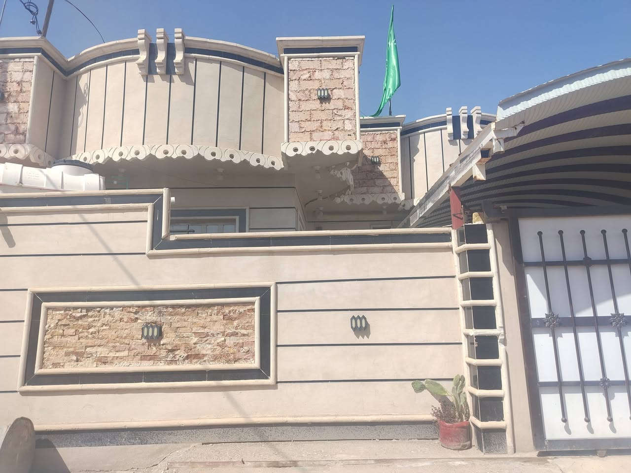 بيت مساحه 200 متر طابو زراعي سند ٢٥ المساحه ٢٠٠ يحتوي على غرفتين نوم وصاله ومطبخ واستقبال صب كونكريت مجاري خفيفه ع الشارع بناء حديث وجاهز من كلشي للاستفسار الاتصال على الرقم ***********  ***********
