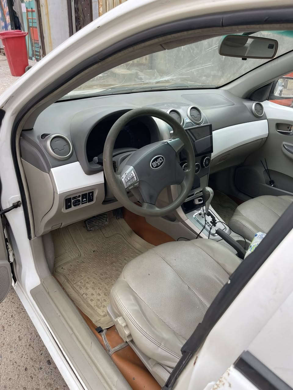 سلام عليكم سيارة بيوايدي 2015 محرك وكير بلادي بيها قطعتين صبغ سعر 53 وبيها مجال مكاني بغداد الزعفرانية ***********
