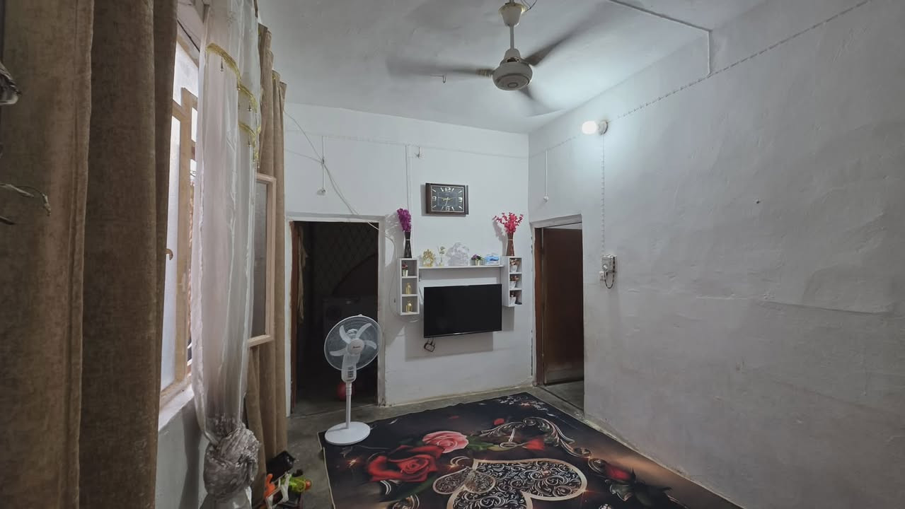 🏠 بيت طابقين للبيع في ديالى - المقدادية (منطقة العروبة) 🏠
​لكل الباحثين عن السكن الهادئ والموقع المرتب، متوفر بيت (عرصة) بمساحة تقريبية 100 متر مربع. البيت بناء مرتب وموقعه ممتاز جداً.
​📍 الموقع:
​ديالى - المقدادية - منطقة العروبة - جهة الشاخة (بالقرب من سوق الجمعة).
​📋 تفاصيل البيت:
​الطابق الأرضي: غرفة نوم + صالة واسعة + مطبخ + مجمع صحيات.
​الطابق الثاني: غرفة نوم + صالة إضافية.
​💰 السعر:
​18 مليون دينار عراقي (وبيها مجال للشراي الصامل الطيب).
​📹 شاهدوا الفيديو المرفق لمشاهدة تفاصيل البيت وترتيبه على أرض الواقع.
​📞 للاستفسار والتواصل المباشر:
يرجى الاتصال على الرقم:***********
​الله يبارك للبايع والمشتري ✨
