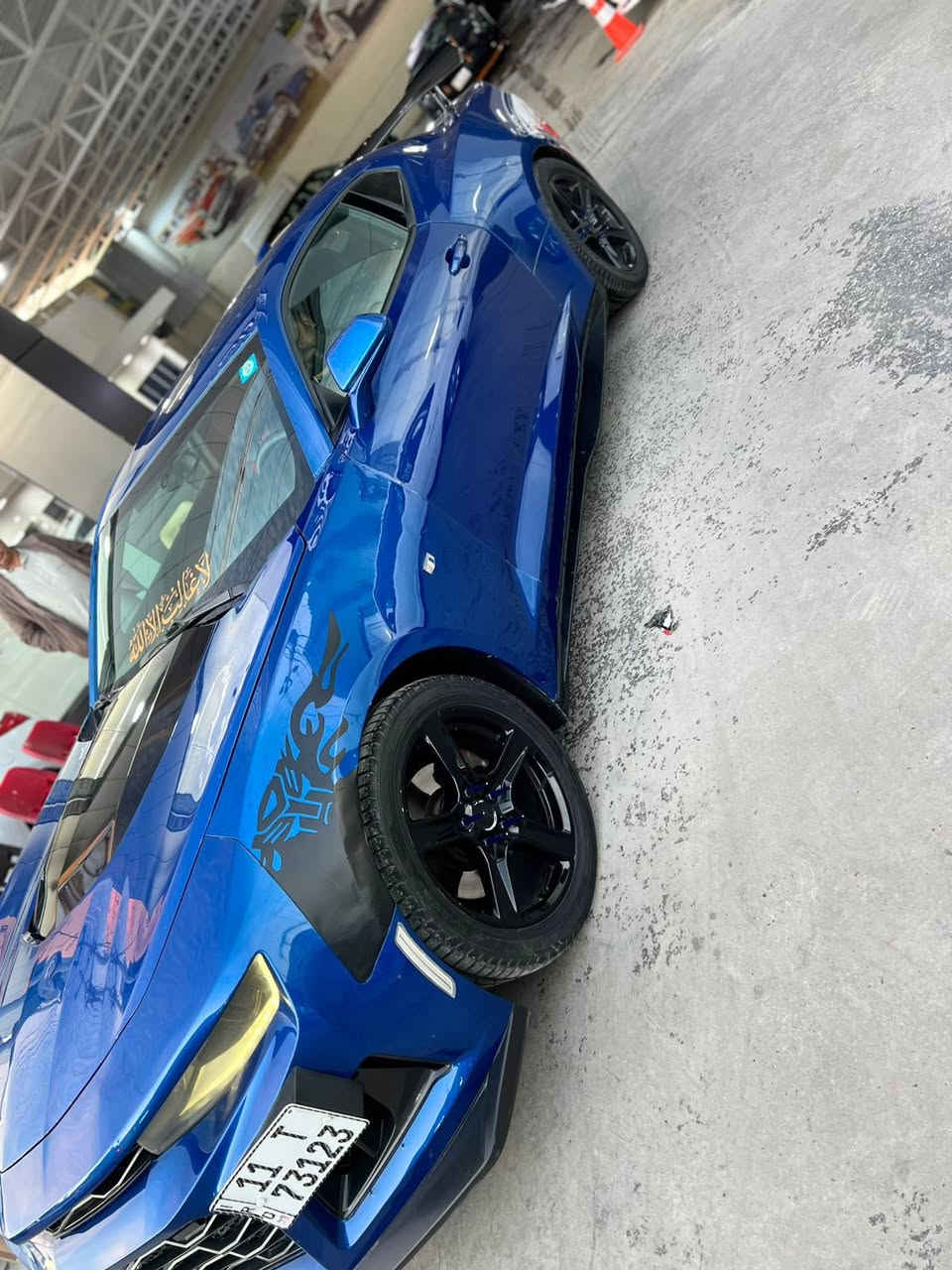 السلام عليكم كمارو 2016 كلين  بل عراق صاير بيها صبغ باب السايق والبنيد محدث كير مكينة كفالة شاصي لغد ايرباكات كلها سليمة السيارة عليها برمجة وصوت وهواي اضافات  مكان السيارة بغداد البياع وهذا رقمي *********** السعر 112 وبيها مجال بسيط
