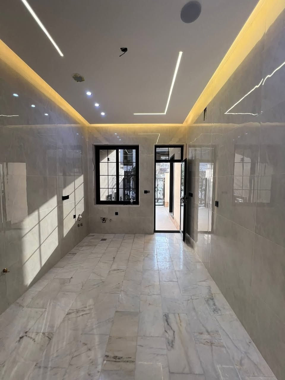 عقارات-الخضراء - نسعى - دومآ- نحو- الافضل

#اعلان رقم ((1023))

#دار بناء درجة اولى للبيع في منطقة السيدية مربع الضباط التصنع 

#مساحة :168متر  واجهه: 8 م
#المحتويات : 1 نوم  طابق أول صالة  استقبال هول داخلي مطبخ  خدمات متكاملة مناور كراج 
طابق الثاني نوم عدد3 خدمات طابق الثالث نوم عدد1سويت 

#المواصفات : ارضية مرمر وواجهة مرمر وجبس بورد تأسيس كاميرات وسبالت دفن وابواب قاصة

#السعر : اكتب  رقم 1 

مراسلة الصفحة على # الفيس بوك 
عقارات -الخضراء - في السيدية
# او الاتصال على الرقم
☎️***********☎️ 
#او مراجعة مكتب الخضراء 
في السيدية شارع العلوة مقابل قاعه ريتاج للمناسبات

