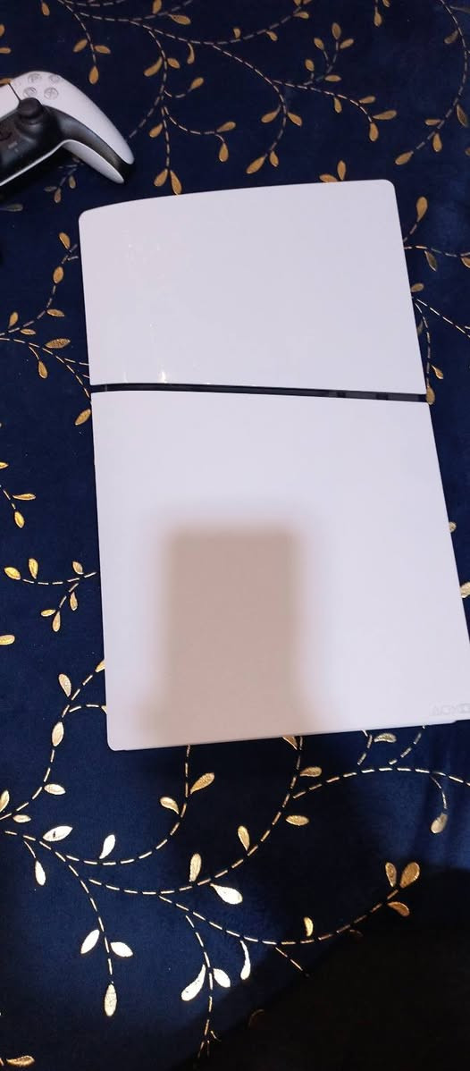 سلام عليكم بلي ستيشن فايف واحد تيرا نضيف كامل ملحقاته جوستك اصلي وكارتون نضافه فول وياء 50لعبه قويات السعر٥٢٥وبي مجال قليل بيع مستعجل المكان بصره زبير***********
