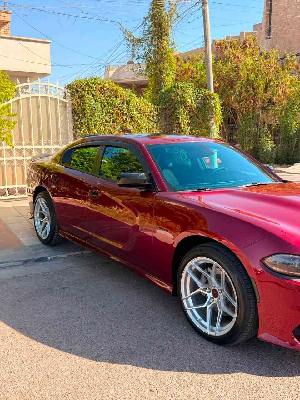لليدور نظيف وجديد 
جارجر 2022
RT MAX بلاك توب 
محرك 5700 v8
كير ٨ سرعات
السيارة جديدة بعدهة وبعد احلى من الصور 
مماشية هواي ماشية ١٨٠٠٠ كيلو فقط 
و حادثهة سرقة بنيد ودشبول فقط يعني كلش بسيط. 
ايربااااك كلة سلييم وموجودة الصور بالمنشور 

فول مواصفات 
فتحة 
كشنات كنتارا حضن 
كشنات تدفئة وتبريد 
كشنات خلفية تدفىة 
كشنات خزن ميموري ٣ وضعيات 
سستم صوت هارمن كاردن 
رادار جانبي نقطة عمياء 
هيتر مري جانبية
 ويل ٢٠ روهانا اني شادة 
مغلفة ppf  وعازل حراري لزجاج السيارة 

وبعد مواصفات الجارجر العادية شاشة وكاميرا وكار بلي وتشغيل عن بعد وشفتات ستيرن 
 السعر ٣٢٤$
مكان السيارة بغداد السيدية 
للاستفسار خاص او واتساب 
***********
