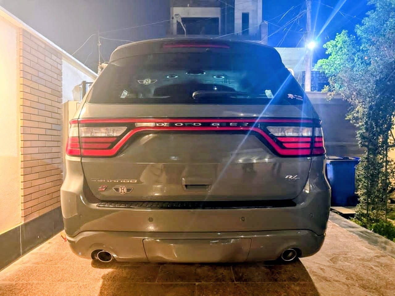 السلام عليكم. 
للبيع 

دودج دورانكو RT .
اللون ، اسمنتي 
الموديل : 2024 . (خليجي) / وكالة هارلم 
المحرك : V8 . 5.7L .
العداد : 15٫500 كيلومتر. 
السيارة مغلفة بالكامل PPF احترافي 
الجام مغلف عازل حراري 
الضمان : متبقي سنتان 
رقم بغداد باسمي 
المواصفات :
* دفع رباعي 4x4. 
* رادار مع مانع تصادم . 
* نقطة عمياء .
* تحذير الخروج عن المسار .
* فتحة سقف ( سلايد) .
* المصابيح الأمامية زنون .
* شاشة كبيرة 10.2 أنج .
* نظام ملاحة نفكيشن ( GPS) . . 
* مقاعد أمامية تبريد وتدفئة .
* المقاعد الأمامية كهربائية مع ذاكرة لحفظ وضعيات الجلوس .
* المقاعد الخلفية تدفئة . 
* تشغيل عن بعد .
* ويل 20 انج .
* بلوتوث .
* الباب الخلفي كهربائية .
* حساسات امامية
* حساسات خلفيه مع مانع تصادم .
* كاميرا خلفية .
* لايت LED .
* كير شفتر ستيرنك .
* تشغيل واطفاء اوتماتيكي. 
* مقود القيادة كهربائي مع تدفئة .
* شاحن وايرلس 
* 7 راكب .
* تبريد خلفي .
* اشارات على المرايا الجانبية .
السيارة مطلعها من الوكالة على ايدي ماشية 34 كليومتر و راسا سويت الها سونر للضمان فقط 
السيارة مكفولة من اي حادث او شخط 
تبديل الدهن و الفلاتر كله بالشركة طبعا  
* السعر : 70 مليون وبيها مجال 
مكان السيارة بغداد 
موبايل 
***********
