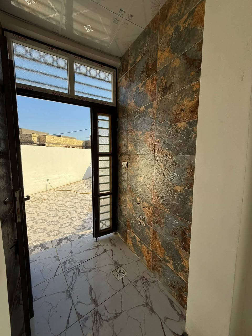 _الحي الثقافي/ام الخيل اختصاصنا🏠
_بيت للبيع ٣١٤متر أم الخيل /الحي الثقافي زراعي عثماني صرف /خلف مطعم كنتاكي هوم 
-البيت طابق واحد كونكريت  درجة اولى.
 ملاحظة مهمة🏠🚫البيت مهيأ وجاهز لبناء طابق ثاني مستقبلا.
_استقبال+صالة+غرفة نوم عدد٢ +مطبخ +مجموعة صحية٣ ٠
الاستفسار /الاتصال او مرجعة مكتبنا 
السعر/(جدا مناسب) 
***********
