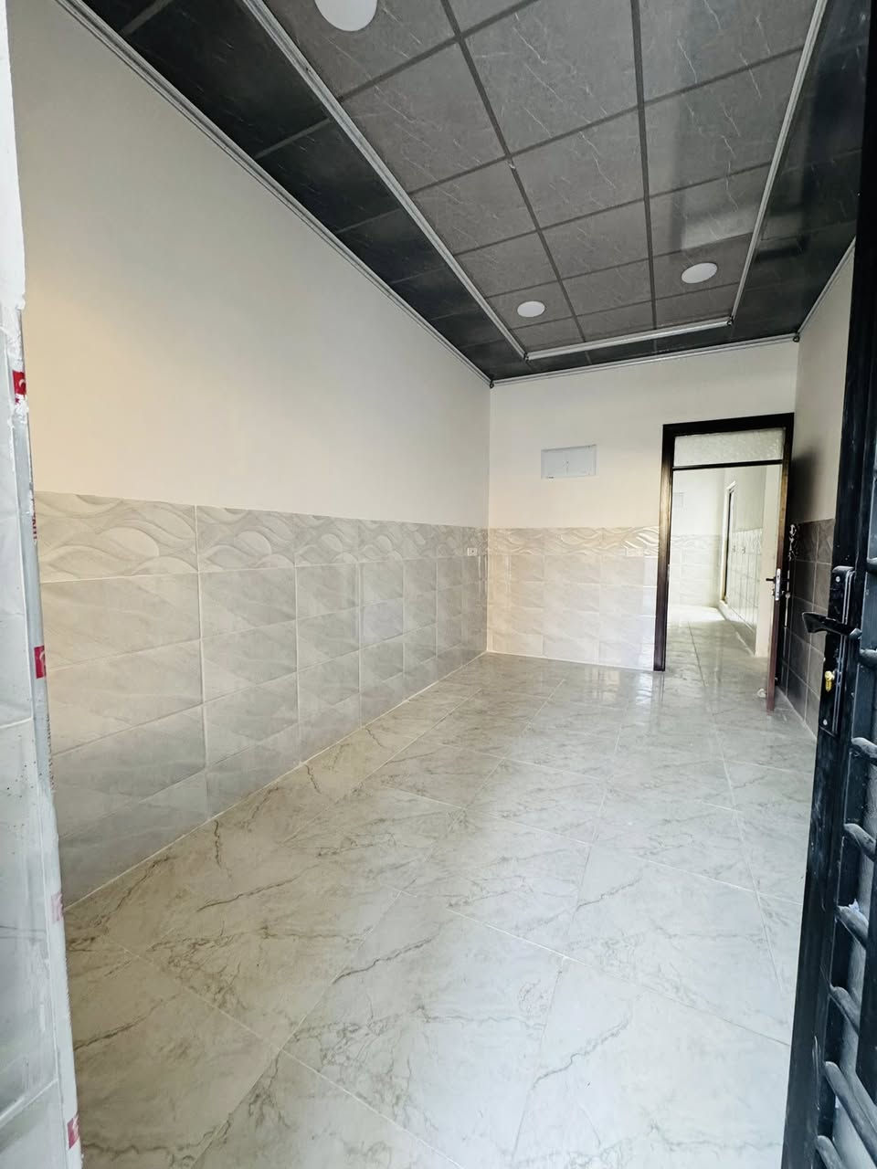 السلام عليكم دار للبيع في حي سومر فرع الحمداني المساحه 100 متر طابق ونص ملك صرف سند طابو الزهور يتكون من غرفتين نوم وهول واستقبال وصحيات عدد 2 وكراج سياره وسطح ناصي وسطح عالي نضام دكتات شبابيك المنيوم سيراميك سقوف ثانويه ابواب تركي حديث سعر مناسب جدا 100مليون وبي مجال بسيط 
مكتب المهند لتجاره العقارات 
***********
***********
***********
