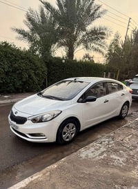 سيراتو 2016 للبيع مواصفات عاديه محرك 1600 السياره ماشيه 75 الف كيلو بد...