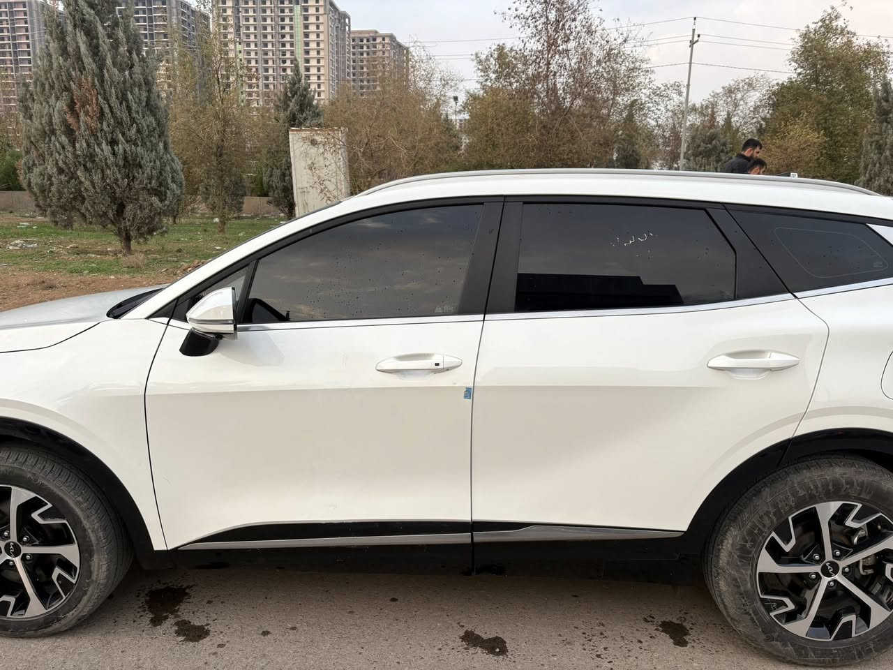 سبورتج HEV هايبرد 2024 نسخة الطويلة فول مواصفات عدا بانوراما 
رادارات 
تدفئة وتبريد كشنات امامية وخلفية 
كراسي كهربائية
كاميرات 360 
وبعد مواصفات خير من الله 
سيارة مكفولة ما بيها اي قطرة صبغ ولا ايرباك بس الباب مال سائق بي Pdr حيل بسيط ومصلح
للاستفسار او تفاصيل على خاص 
مكان السيارة اربيل 
سعر السيارة 210 ورقة


**إذا كنت صاحب هذا الإعلان وتريد حذفه لأي سبب، رجاءا أرسل رسالة إلى الدعم الفني**