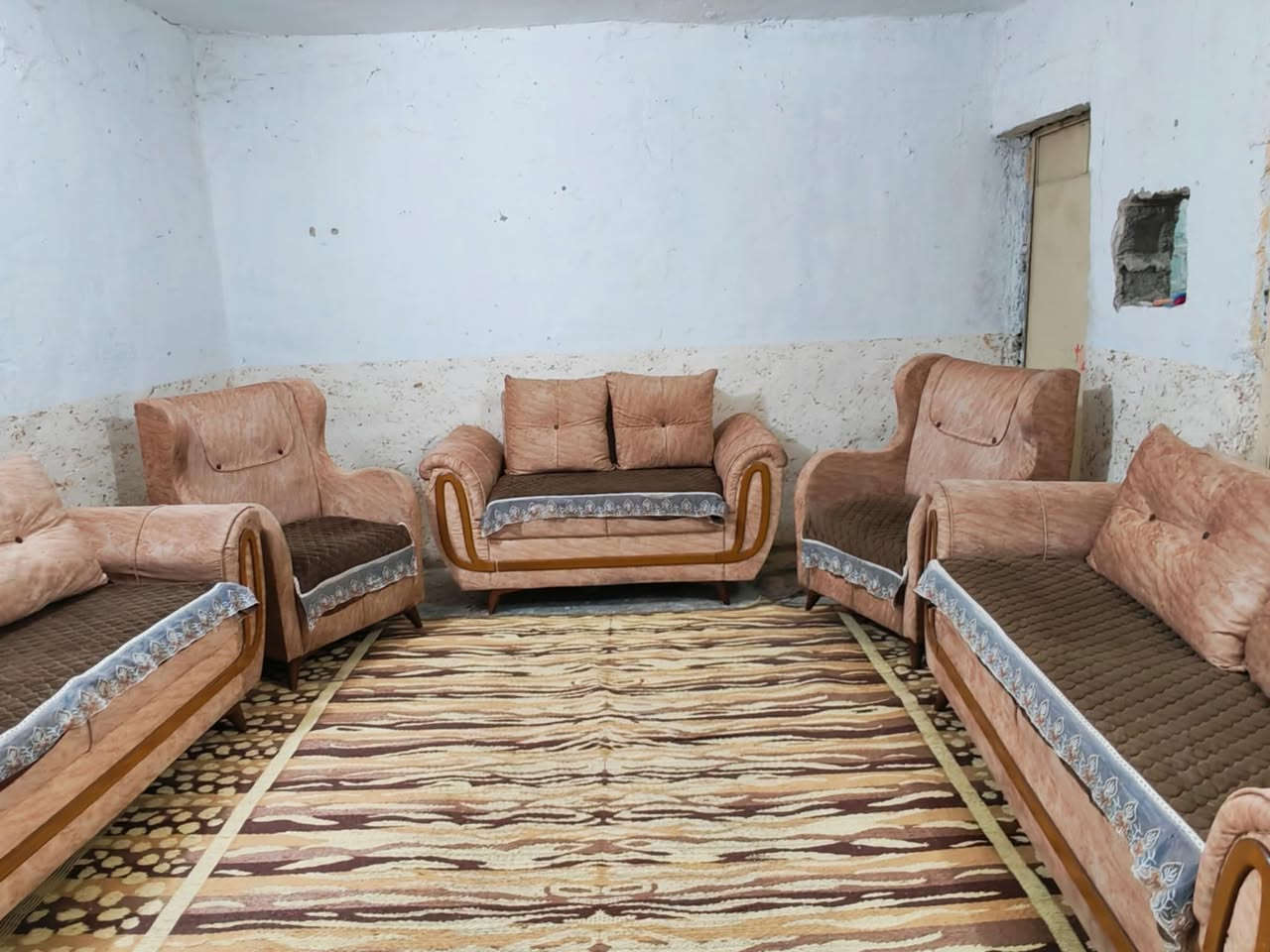 تخم تركي 10 مقاعد اخو الجديد نضافته 100 بل 100 كله بلوك اسود درجه اولى قماش وتر بروف مع مفارش هديه وكوشات السعر 275 العنوان الكاضميه يوجد توصيل بكروه ***********
