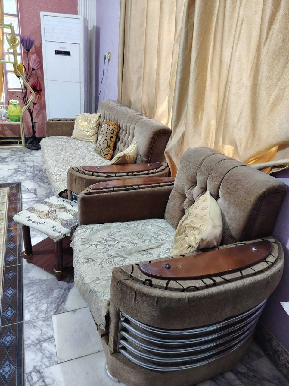 قنفات ٣٠٠ الف 
٢ كرسي ٣ قنفات . لاقاريي . للشراء ارسلك الرقم واتفاهم وياهم


**إذا كنت صاحب هذا الإعلان وتريد حذفه لأي سبب، رجاءا أرسل رسالة إلى الدعم الفني**