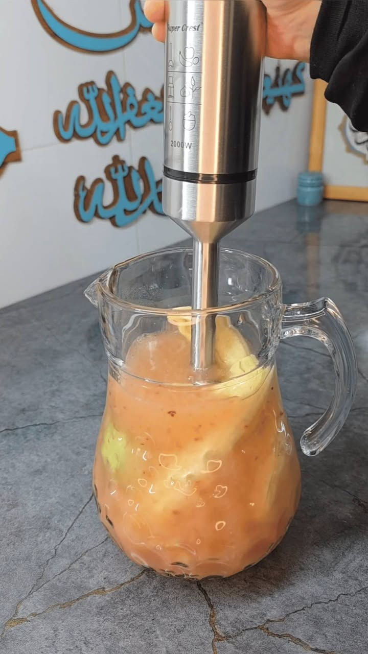 الاستخدامات

خلط وتحضير الشوربات الساخنة والباردة مباشرة في القدر

تحضير العصائر الطازجة والسموثي

هرس البطاطا والخضروات

تحضير أغذية الأطفال بسهولة

خلط الصلصات، الكريمة، والمواد السائلة وشبه الصلبة

مناسب للاستخدام المنزلي اليومي

المميزات

محرك قوي بقدرة 2000 واط لأداء سريع وفعّال

21 مستوى سرعة للتحكم الدقيق حسب نوع المكونات

شفرتان متقاطعتان 4 شفرات من الستانلس ستيل بتصميم ماسي معكوس لخلط متجانس

عصا خلط من الفولاذ المقاوم للصدأ (Stainless Steel Stick)

زرين للتحكم بالسرعة (I  II) لسهولة الاستخدام

تصميم مريح لليد مع قبضة ثابتة

يعمل على جهد 220–240 فولت | 5060 هرتز

مناسب لخلط الشوربات، الصلصات، وأغذية الأطفال

خامات متينة وجودة تصنيع عالية

محتويات الصندوق

خلاط يدوي Super Crest

دليل الاستخدام

علبة المنتج الأصلية

قياس المنتج: طول 7  عرض 7  ارتفاع 40.

طول السلك: 90 سم.


**إذا كنت صاحب هذا الإعلان وتريد حذفه لأي سبب، رجاءا أرسل رسالة إلى الدعم الفني**