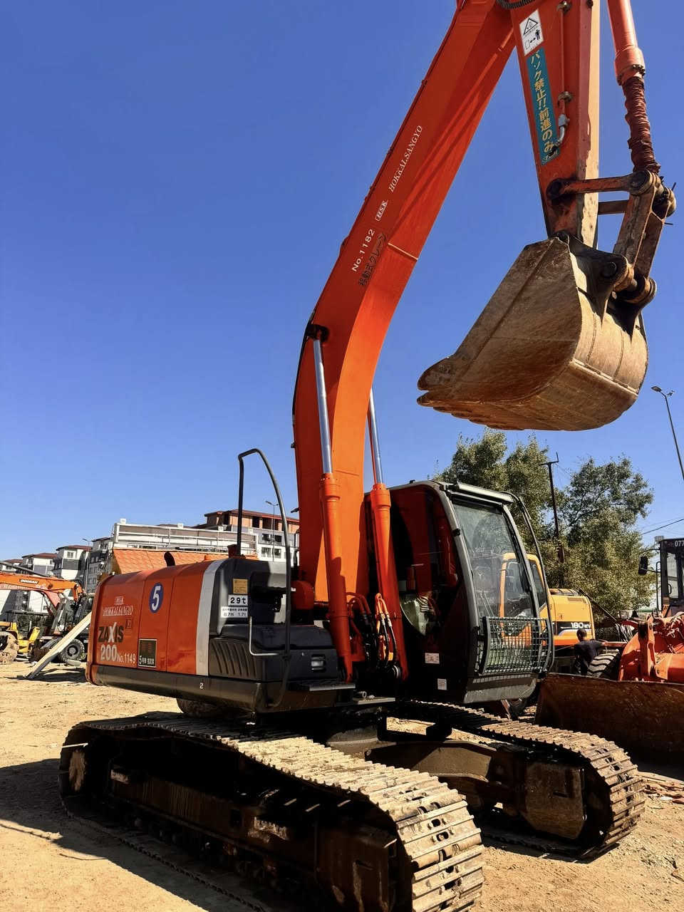 حفاره للبيع Z3حجم 200دخول جديد منفيس حفاره مكفوله كفاله عامه مكينه من مضخه من كنترول تبريد شغال ساعات العمل 5600ساعه مكان بغداد 
***********
