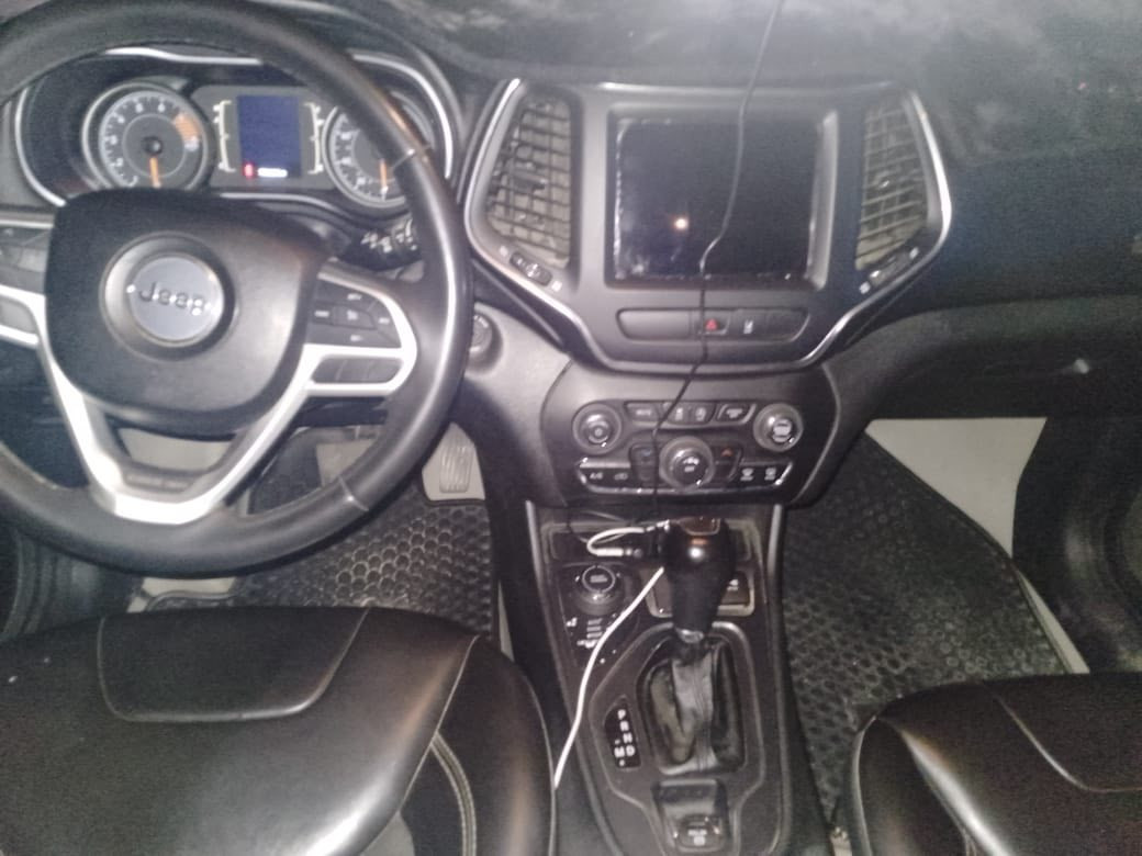 السلام عليكم 
جيب (شيروكي لاتيودي 4x4) 
اللون اسود داكن مع طبقة من الخرز
موديل : 2022
ماشية : 75 الف 
المواصفات 
بصمه 
كشنات كهرباء 
كشنات جلد + كنتارة 
شاشة 
كاميرا 
رادارات 
تحكم ستيرن جهتين 
كروز سرعة 
نظام سبورت 
نظام ايكو 
نظام اطفاء 
نظام توقف عند الاقتراب 
حساسات خلفية 
تاير الوكالة جبلي
بلوجكتور زنون 
قطعتين تبريد 
(رقم انكليزي ميسان مشروع وطني  ) 
الحادث فقط بنيد بدون اي ضرر 
السيارة جاهزه من كلشي بدون اي نقص . 
السعر : 190
العنوان : محافطة ميسان
***********
