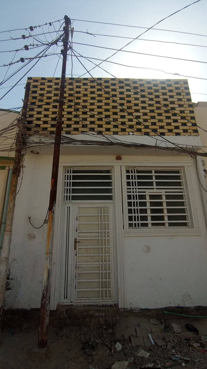 السلام عليكم 
دار 50 متر للبيع حي العسكري منطقة ال 5000 بناء جديد خريطه مفتوحه غرفه +صاله ومطبخ  ومكشوفه وسطح شارع 10 السعر 62 مليون مع المجال للاستفسار *********** مكتب الأمير للوساطة العقارية
