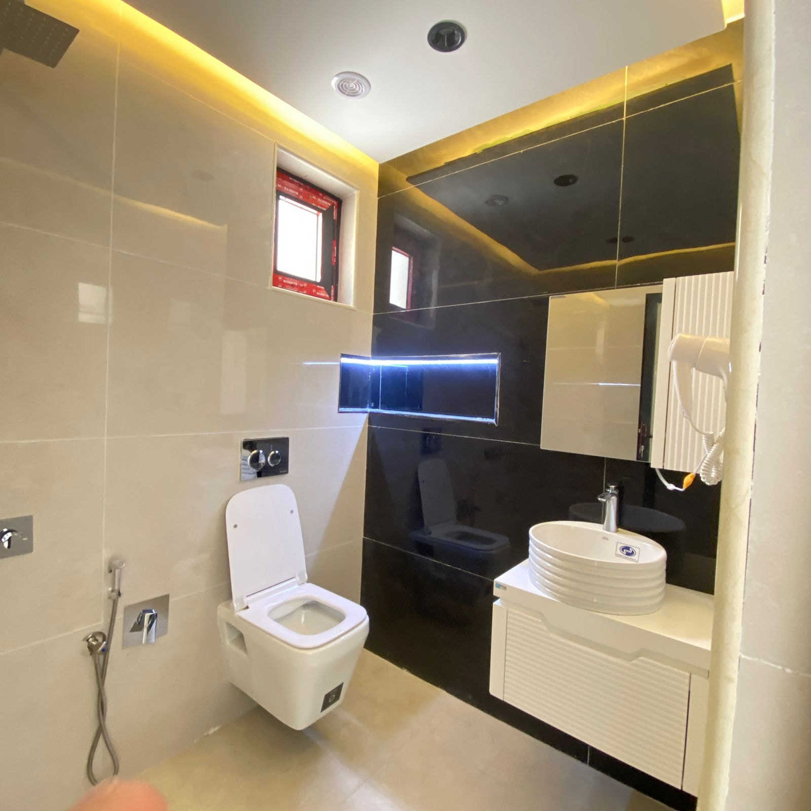 ياألله سلام عليكم
تحفه فنيه بناء بأشراف هندسي مميز... 
مشتمل للبيع مساحه 100م واجهة 5ونزال 20 في حي الجهاد مربع الطائي خلف مصور القسطل مباشرة الفرع الاول خلف التجاري موقع مميز  بناء 2025 زيروو
المحتويات 
غرف نوم عدد 3 
استقبال وهول 
مطبخ كبير 
الأرضيه مرمر تركي
الجدران سيراميك اسباني 
الابواب تركي درجه اولى 
منظومة تبريد كامله 
منظومة كاميرات حديثه
سقوف ثانويه 
ديكوارات وسحبات 
التحويل ثاني يوم من صاحب السند الشرعي 
غير مشمول بقرار ايداع حساب  بلمصرف. 
للاتفسار الاتصال على الارقام التالية ***********
***********
عنوان المكتب بغداد حي الجهاد الشارع التجاري 
ديوان الاصيل قرب كوفي ركن الديوان مكتب المرتضى للعقار يرحب بكم......
