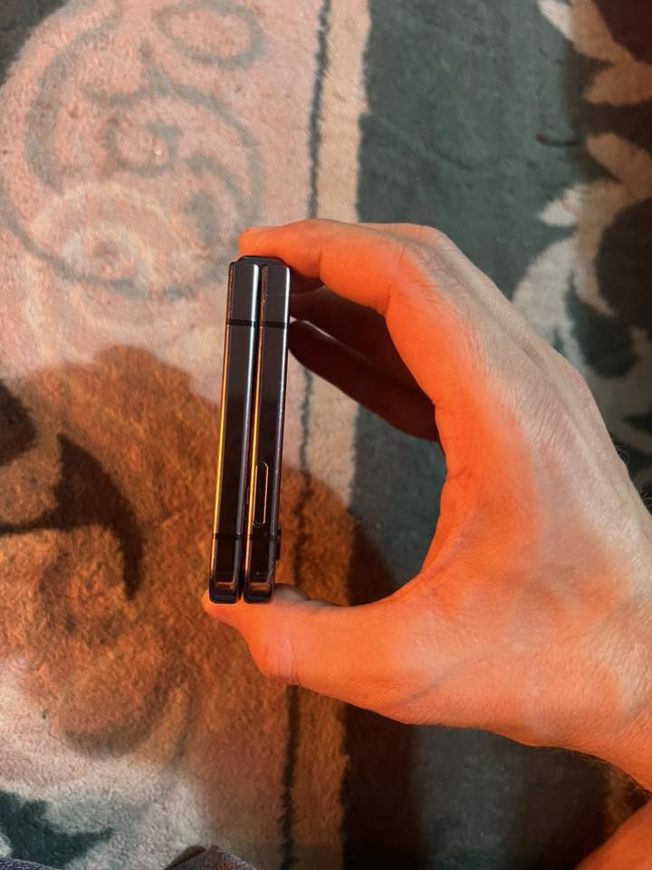 جالاكسي زد فليب 5
ذاكره 256 مكفول كله شغال بصمه الوجه بصمه اصبع 
دبل سيمكارت شرق اوسط السعر 275 بي مجال بسيط
مكاني بغداد   رقم ***********
