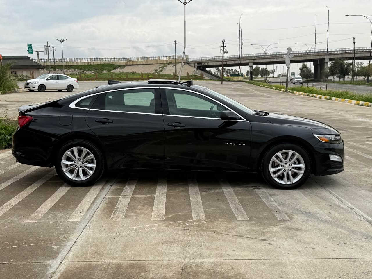 السلام عليكم

للبيع سيارة شوفرليت ماليبو Lt1 

موديل : 2024 موديل 

رقم كاتي   التحويل للمشتري 

صور الحادث معا المنشور 

مواصـفـات :-

بانوراما 

1- بصمة تشغيل وبصمة أبواب وبصمة جنطة

2- تشغيل عن بعد 

3- اوتو ستوب

4- تبريد قطعتين أمامي وخلفي 

5-كشنات أمامية تدفئة السائق والراكب

6- كشن السائق كهربائي

7- شاشة جبيرة كار بلي واندرويد اوتو

8- كامرة خلفية دوارة على حركة الستيرن

9- محرك 4 سلندر 1500 تيربو على وضع شركة مكفول

10- كشاف LED نهاري اوتو

11- لايتات عدسة

12- ويل كب حجم 18 

13-تحكم استيرن جهتين بالتحكم بأيعازات الصوت مع مثبت للسرعة ع طريق الخارجي

وحساس خلفي 

14- رادار امامي خلفي جانبي

15- مانع تصادم امامي خلفي 

. مكان السيارة كركوك 

للاتصال على الرقم***********. كركوك, العراق
