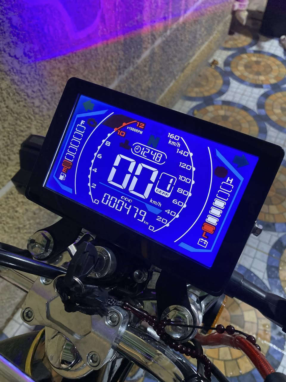 سلام عليكم تايكر للبيع موديل 26 كفاله عامه زيرو الدراجه طالعه عل شارع 2/10 يعني صارله 10 ايام سويجات 2 كامله من اي نقص شراي اتصل وادلل مكاني بعقوبه بهرز ***********
