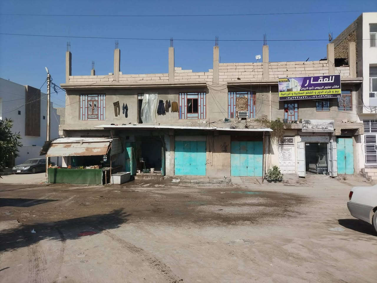 بناية ركن 300متر للبيع تتكون من طابقين العلوي يتكون من شقتين والارضي مشتملين وخمس  محلات مؤجرات مجاور صعدة جسر حي الرضا سعر المتر مليونين ونصف مع المجال للاستفسار اكثر الاتصال على الرقم ***********ضرغام
