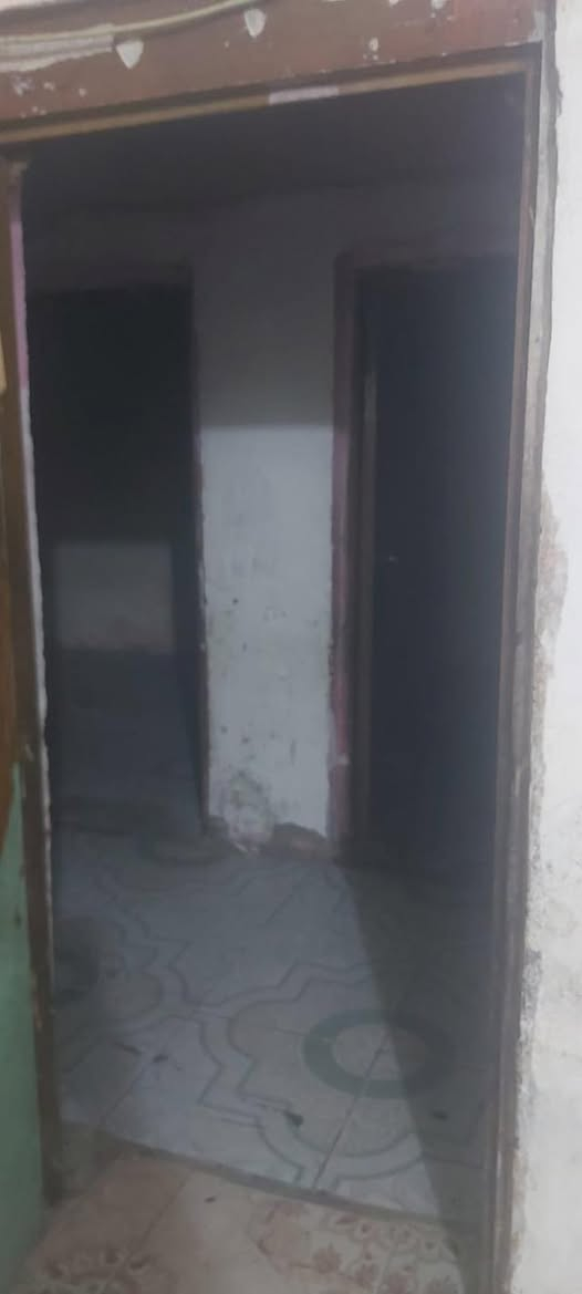 بيت طابقين للايجار في المعقل الطابق الاول يحتوي غرفتين وديوانيه ومطبخ ومشتملات وطارمه والطابق الثاني غرفه ومطبخ السعر 450 الف شامل الماء والكهرباء
واتس ***********
