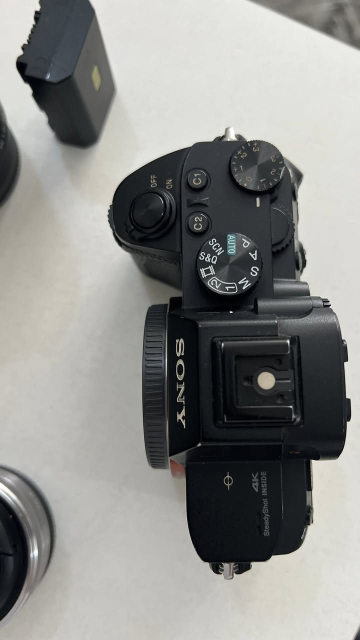 📸 تفاصيل الكاميرا (Body)

 الموديل: Sony Alpha 7 III (Sony A7III / ILCE-7M3) - كاميرا فول فريم (Full-Frame) احترافية غنية عن التعريف.

 الحالة: نظيفة وتعمل بشكل ممتاز، وتظهر الشاشة القابلة للإمالة (Tiltable Screen) بحالة سليمة تماماً في صورة "image_8.png".

🔍 العدسات الملحقة (Lenses)
العرض يجي وياه عدستين مميزتين يغطن أغلب الاحتياجات:
1 عدسة سوني 50mm (العدسة الأساسية للعزل والبورتريه):
 الموديل: Sony FE 50mm f/1.8 (تظهر بوضوح في image_6.png).
 الملحقات: يجي وياها الهود الأصلي الخاص بها لمنع انعكاس الضوء وموديله (ALC-SH146).

2 عدسة سوني 16mm (العدسة العريضة للمناظر والطبيعة والـ Vlog):
 الموديل: Sony E 16mm f/2.8 (العدسة الفضية النحيفة الـ Pancake تظهر في image_5.png).
 ملاحظة: تأتي مع غطاء الحماية الأمامي الأصلي من Sony.

📦 الملحقات الأخرى (Accessories)
 الكرتونة الأصلية: كرتونة الكاميرا الرسمية موجودة (تظهر في image_7.png).
 كتيبات التشغيل: الدليل الإرشادي الأصلي للكاميرا متوفر (كما في image_4.png).
 البطارية: بطارية سوني الأصلية سعة كبيرة (تظهر في image_3.png).
 أغطية الحماية: غطاء حماية السنسور وجسم الكاميرا الأصلي (Body Cap) موجود (كما في image_2.png).

📌 الحالة: نظيف جداً، استخدام حشيم، 
وكافة الملحقات الأصلية موجودة.
📞 للتواصل والاستفسار: [ *********** ]
