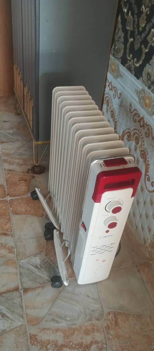 سلام عليكم  صوبه زيتيه جديده ما مستخدمه كارتونه موجوده الحجم الكبير 12 شمعه اسعر 60 وبيه مجال  ***********
