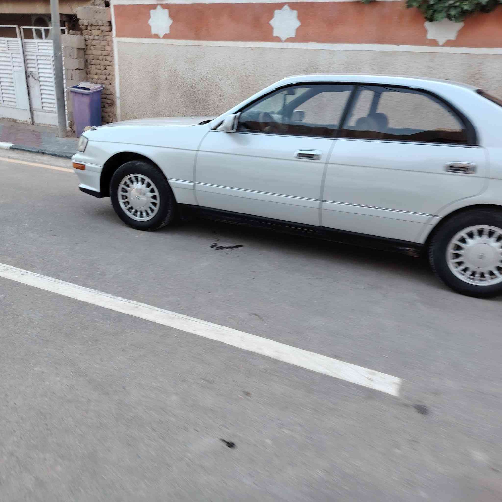 سيارة للبيع بطه سوبر كراون موديل١٩٩٣ السنويه نافذه لل٢٠٢٧ ما بيها تبريد حدادية خير من الله ومحرك وكير هم خير من الله السعر ٦١ وبيها مجال حك الجيه السيارة مو باسمي بس راعيها موجود مكفوله من القص ونقل الجثة للاستفسار الاتصال على هذا الرقم *********** ***********
