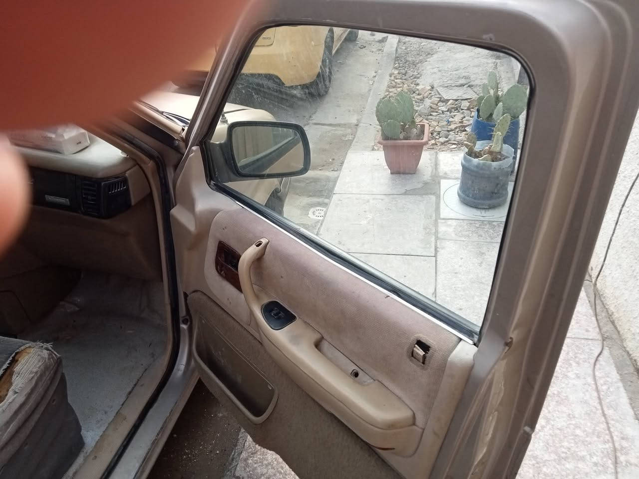 السلام عليكم دوج گلايسلر 92 محرك 3300بلادي گير محرك خير من الله رقم صلاح الدين منفيس بيها سنوية كارتون خضرة بس ما مسجلة بمرور صلاح الدين تسجيل جديد راجعت بيها ما مسجلة باقي منفيس بيها اوراق طبق الأصل منفيس راجعت بيها وعفتها باصلاح الدين يريدون راعيها أبو المنفيس لو أبو السنوية يسوي تعهد ويبصم وتتسجل ابيع هلموجود أو مراوس راس براس بيع 18 وبيها مجال قليل مكاني بغداد بلديات رقم *********** بيه وات ساب ذكرت كل شي
