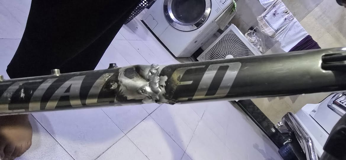 مرحبا بايسكل specialized crosstrail elite 2018  قياس ٢٩ لارج طبعا البايسكل جدا نظيف وكل قطعه بي ما بيه اي مشكله البايك تعرض لحادث وتسبب بعواج الفريم صلحته باب شيخ لحمته وحولت شكد ماكدر اعدله وهذا الي كدرت عليه طبعن باكي البايك كله سليم وياله وبطيخات ماركة اكسس تايارت كيندا سستم ٢×٩ slx بريك هيدروليك سستم مع شفترات البايك نقصه صونه سيم كير خلفي لان انجرحت و ذراع يسرا وسن صونده بريك خلفي فقط البايسكل  الله شاهد البايك خسرت بي هواي اني جان بقيته بس وزني شويه ثكيل واخاف يدك بيه الناقصه 😅فا لهذا اريد ابيعه بس البايك وديته يم صاحبي فحصه افتر بي كال اي مشكله ما بي هو شويه اضعف مني واذا لكيت فريم مرتب هم تكدر تشد غراضه عليه ... فا اريد ابيعه جوا نص سعره ب ٢٤٠الف وبي مجال بسيط رقمي *********** والمايعرف سعر هذا البايك رجا لا يضل يتفلسف وشكرا
