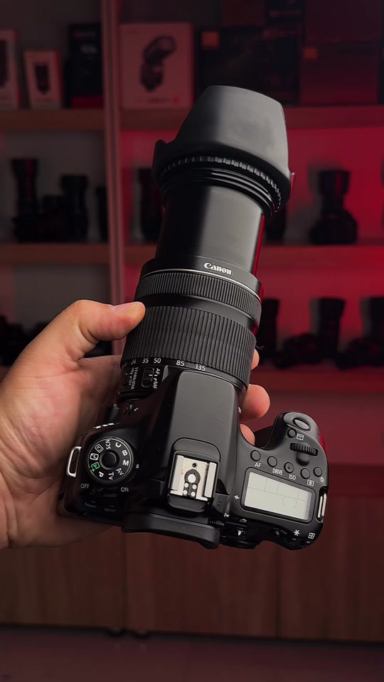 الـ Canon 70D مو مجرد معدات، هي الأداة اللي راح تخلي عينك وتفاصيل إبداعك تطلع للناس بجمالية حقيقية. ألوان كانون الدافئة اللي تريح العين، الفوكس الذكي اللي يتبع إحساسك بالحركة، والشاشة المتحركة اللي تخليك تشوف زاويتك الخاصة بكل حرية.. كلها بكاميرا وحدة اعتمادية وجاهزة تعيش وياك كل اللحظات وتتحمل وضغط الشغل. ما تحتاج تفكر مرتين، إذا قلبك هاوي التصوير، هذي الكاميرا هي البداية الصح. 🟢 النظافة: ممتازة جداً (بكامل ملحقاتها). اطلبها الان ***********☎️ #سوق_بغداد_للكامرات #معدات_تصوير #كانون #نيكون #creatorsearchinsights 
