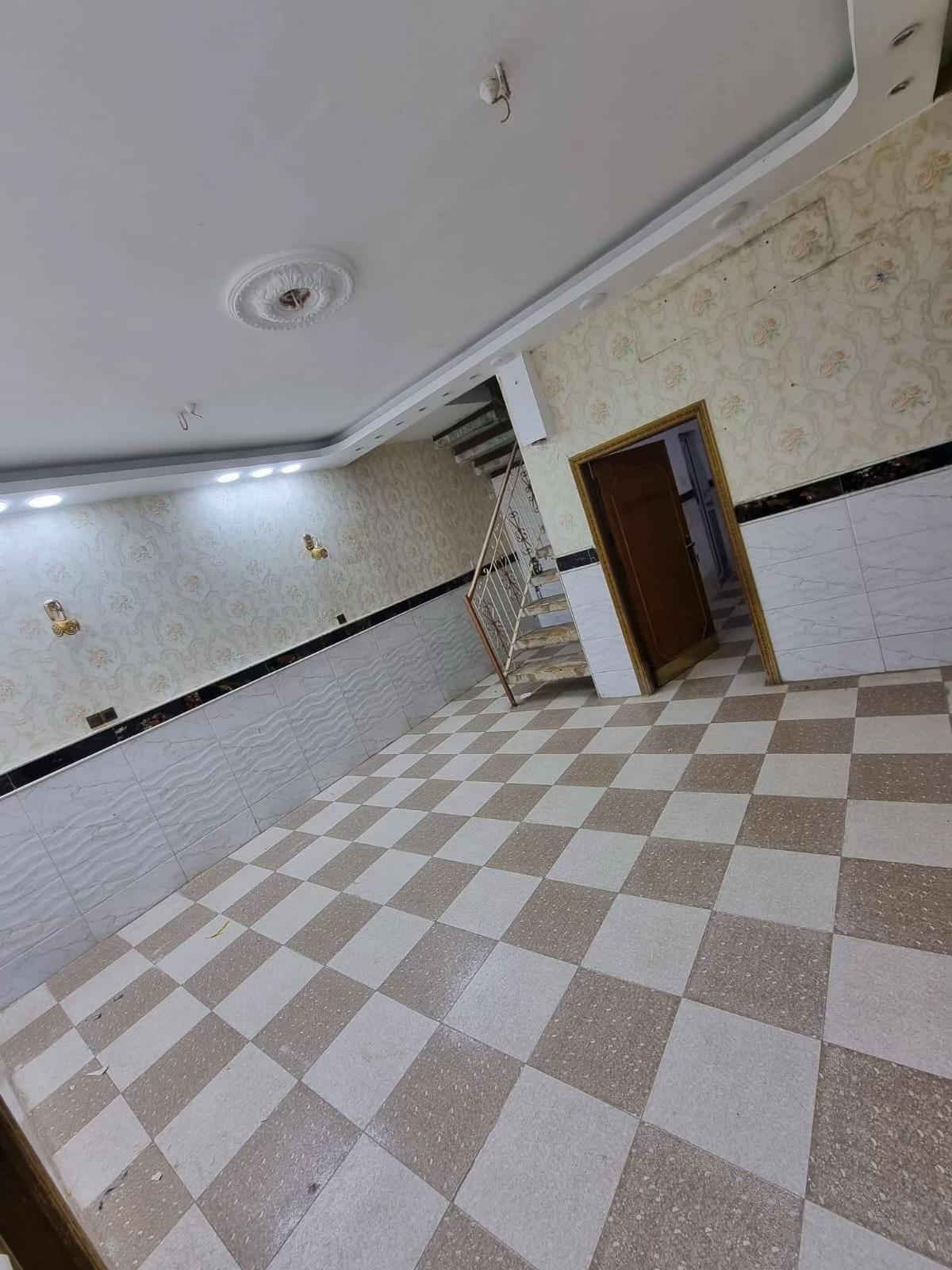 بيت للإيجار منطقه السراي مقابيل الجنسيه القديمه طابقين  الطابق لأول غرفه وصاله وستقبال ومطبخ وصحيات وساحه وطابق الثاني غرفتين نوم وصحيات وصاله بيت جديد  سعر الايجار 450 المي والكهرباء ع أبو البيت


**إذا كنت صاحب هذا الإعلان وتريد حذفه لأي سبب، رجاءا أرسل رسالة إلى الدعم الفني**