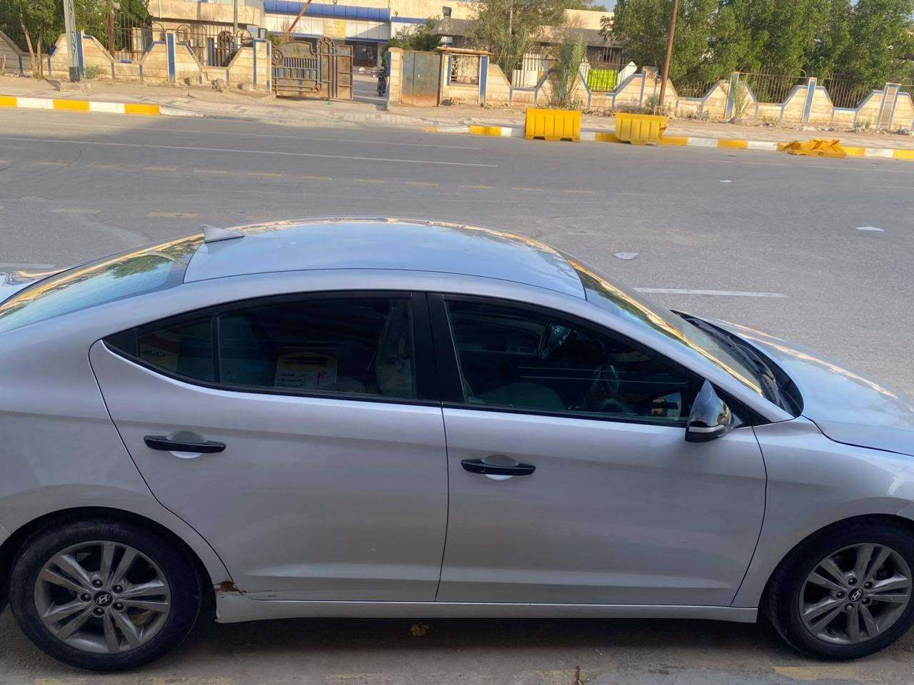 النترا 2017  أميركي بيها بس بنيد 
مكينه 2000 دوش مامفتوحة 
فول مواصفات عدا الفتحه
ماشيه 70 mi الف
واذا مراوس باحدث 
حي اريدو
مداور مباشرا الشراي يجي خاص او وتساب ماسنجر اتصل 
***********
