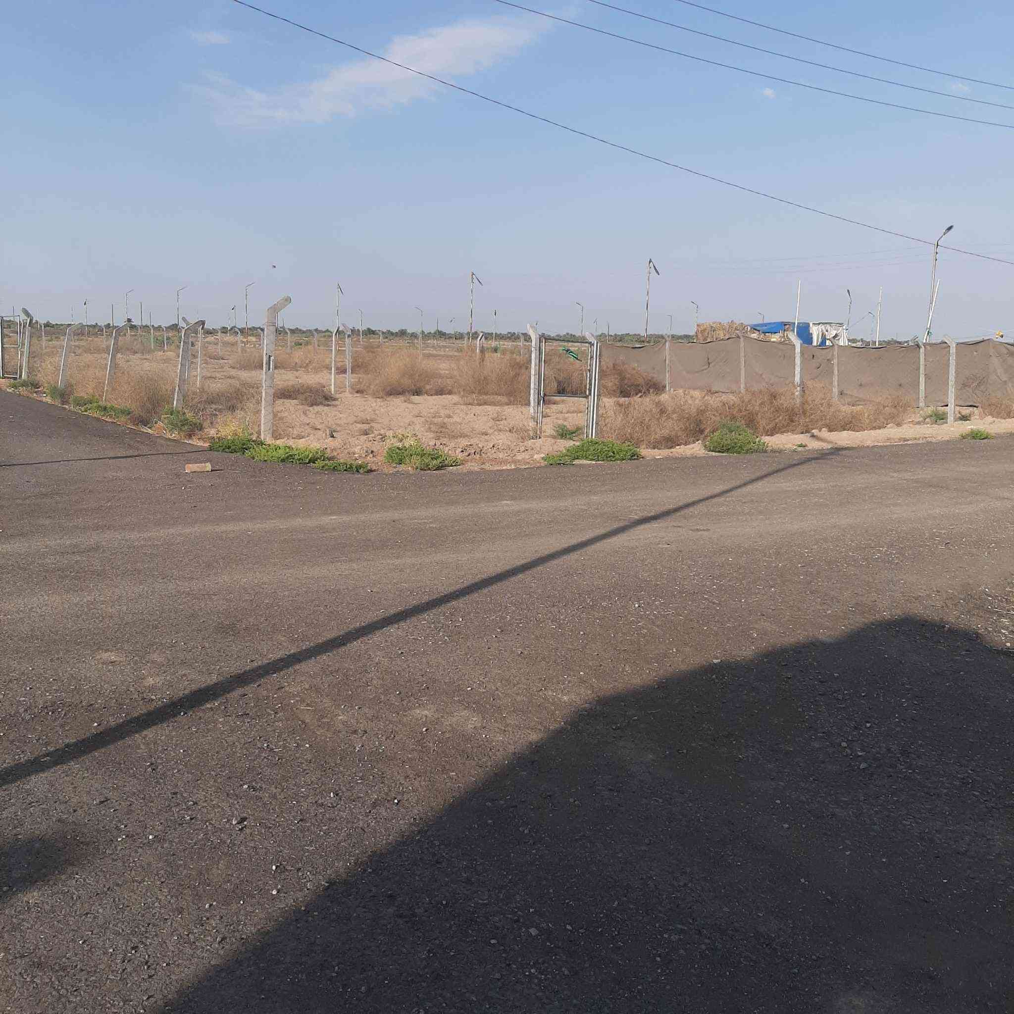 عندي قطعه أرض زراعي مساحه ٤٠٠متر للبيع قرب سكت القطار تبعد عن الشارع العام ٢٠٠متر القطعه ركن ماء وكهرباء بيه السعر ١٢ مليون او اذا اتريد ٢٠٠متر ٦ مليون هذا رقمي ***********
