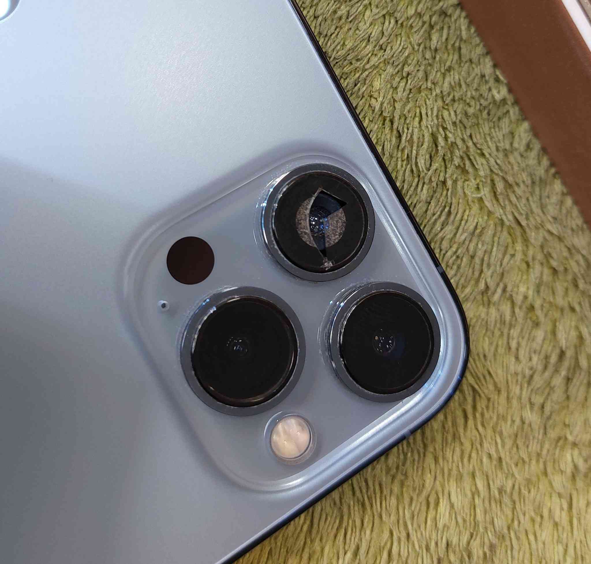 للبيع ايفون ١٣ برو ماكس بطاريه ٨٥ ذاكره ٢٥٦ بصمت وجي تشتغل الجهاز مامفتوح فقط الكامره مكسوره وتشتغل مابيها شي  ***********. مكان نجف
