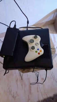 اكس بوكس ٣٦٠ للبيع ويا اربع جوستكات وبي ١٠٧ لعبه بحاله جيده ونضيف مكان...