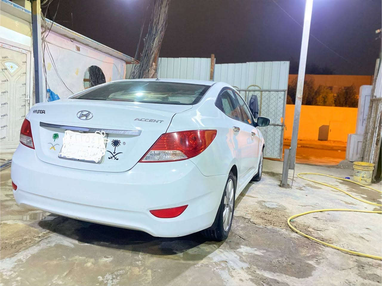 سلام عليكم سياره اكسنت  مديل 2013للبيع  سياره جاهزه من كلشي حداديه تخم تاير تدفئه تبريد تحكم بل استيرن اشاره بل مري كير اوتماتيك  السياره فتحه بل قماره مكينه جديده 1.6 قطرتين سياره جاهزك من كل شي بيه بارد وصبغ بل جاملغ الخلفي مثل ما موضح بل سونار  للتواصل الاتصال على الرقم ***********
