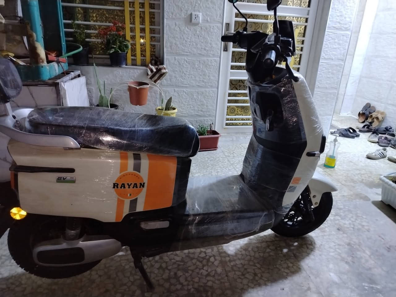 السلام عليكم دراجه شحن ام عيون ريان للبيع  سعر 750وبيهه مجال للطيبين نضافه فولل مكاني بغداد بياع حي الاعلام موصفات 
ضوء عالي ناصي 
هورن
اشاير يمنه يسره
نضام بارك
مثبت سرعه
تلث سرع 
سويج +بصمه
تشغيل عن بعد اطفاء عن بعد
انذار
ست بطاريات كبار 
ملف 1200واط
بريك امامي خلفي شغال
مغلفه نايلون للحمايه من الخدوش
صندوق ينفتح 
استاند جانبي وتعليك
 متواجد فقط على الواتساب 
رقمي ***********
