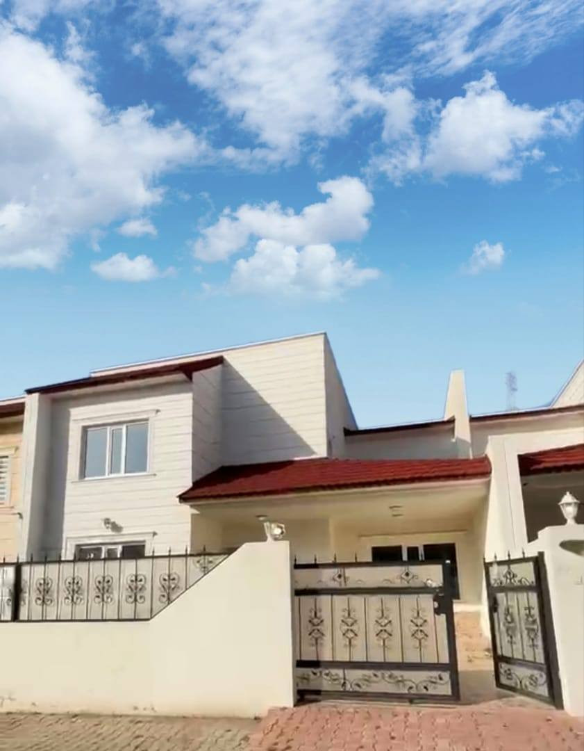 بيت فارغ240مترطابقين للإيجارالدائمي
أربيل/القرية الإيطالية2/شارع120/
للإستفسارواتساب***********
/مساحة240متر/4غرف/4حمامات/
/سباليت/كاونتر وطباخ/شارع عريض/
/حديقة/كراج/إستقبال/بلكون/
