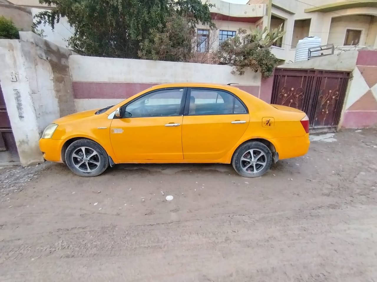 السلام عليكم 
جيلي موبل 2012 بلادي ما عدا خياسات  قليلة حيل كلشي شغال بيها تخم تواير جدد سيارة جاهزه  محرك جديد شبة محرك كورلا نحلة سيارة مال شغل الي يريد يسترزق بيها 
غرفتها حلوة رقم بغداد انكليزي باسمي شرط تحويل  سعر 38 مكان صلاح الدين تكريت 
غير متواجد على الفيس 
***********
