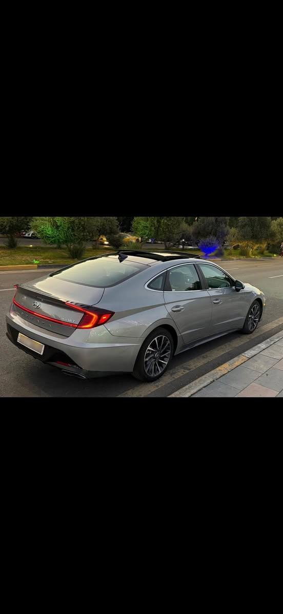 اللي يدور جديد يتصل او يراسلني و يدلل
سوناتا 2023 لميتد ( limited ) 
اعلى فئة بالسوناتا ( لميتد limited )
الفول الحقيقي مو مثل الفئات الباقية 
ماشية 7 الاف فقط …… 
بدون ايرباك …. ايرباك سليم ع وضع الشركة
و بدون تبديل اي قطعة 
حادث بسيط جداً 
( نصف الجاملغ خلفي فقط صبغ )
الفئة الوحيدة اللي تجي بيها 
١- داتا شو بالزجاج الامامي 
٢- كاميرات محيطية ( 4 كاميرات )
٣- تحريك بالبصمة للامام و الخلف 
٤- الكشنات الامامية تبريد + تدفئة
٥- الكشنات الامامية اثنينهم كهرباء 
+ كشن السائق وضعيتين خزن ميموري 
٦-  ( 6 حساسات امامية )

مواصفات السيارة الباقية ………….. 
محرك 1600 توربو … طيارة و اقتصادي جداً 
سقف بانوارما قطعتين
قطعتين تبريد … امامي + خلفي
سستم سماعات Bose متكون من 12 سماعة
مع مضخم صوت خارجي 
الزجاج الامامي و الخلفي اوتو
رادار امامي و خلفي و جانبي 
حساسات امامية و خلفية
نقاط عمياء عند تغيير المسار 
حساسات بالابواب للتنبيه عند فتح الباب و سيارة قادمة من الخلف 
شاشة كبيرة ( تختلف عن باقي الفئات ) 
تدعم الكار بلي و الاندرويد اوتو
قيادة ذاتية 
شاشة رقمية للعدادات و الكيجات متغيرة عند تغيير نظام القيادة
4 وضعيات للقيادة 
‏Normal-costum-sport-sport plus
انارة داخلية متغيرة 7 الوان بالدشبورد و الابواب 
نظام المحافظة على المسار 
كروس ( تحكم بالسرعة )
شاحن وايرلس لاسلكي 
منافذ للشحن امامية و خلفية
تبريد بيانو 
قطعتين تبريد امامي و خلفي
تبريد منفصل للراكب و السائق
دخول ذكي و انارة ترحيب 
قفل ذاتي عند الابتعاد 
فتح الصندوق الخلفي عند الاقتراب 
اشارات بالمرايا الجانبية 
تشغيل عن بعد 
انارة led امامية
بگ لايت خلفي led 
تدفئة ستيرن
نظام Auto Hold
يعني بالازدحام تضغط البريك ضغطة وحدة و تشيل رجلك تبقى السيارة لازمة بريك لحد ما تضغط عالبنزين يلة تمشي 
نظام تنبيه اذا تحرك السير وانت بقيت واكف تنبهك
الماسحات الامامية اوتو بالمطر
ويل كب بلادي حجم 18 
تخم اطارات بيرلي بلادي مال سيارة
هاند بريك بصمة كهربائي
نظام ترحيب صوتي

سيارة جديدة و كل شي على وضع الشركة كير محرك كهربائيات راديترات منظومة التبريد و غاز الشركة البلادي
تبريدها بشرط ( ثلاجة ) باقصى درجة حرارة
سنوية جديدة ، رقم اربيل ( شبه مميز  ) 
تحويل او وكالة حاضر …..
مكانها الديوانية
***********
السعر  207 وبي مجال
