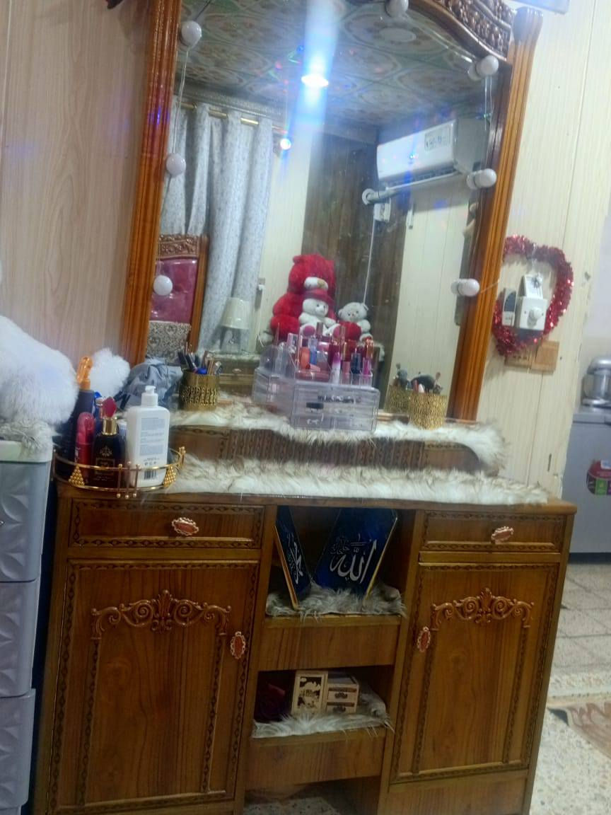 سلام وعليكم غرفه عراقية متكونه 8قطع نضيفه مستخدمه9اشهر فقط تجي تفحص يلا تاخذ الغرفة نضيفه سعرهة مليون و200وبيهة مجال شي قليل العنوان بغداد الشعله وهاذه رقمي تردون واتساب عل رصيد عل مازنجر متواجد***********
