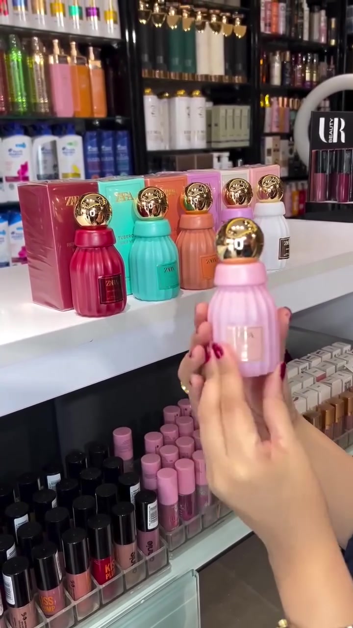 عطر شعر 
كل لون من هذه المجموعة يمثل مود وشخصية ثانية تماماً 🧴:
🍊 Peach Glow: انتعاش الخوخ الفاكهي اللذيذ لصباح مليان حيوية ☀️
🌸 Pink Flambé: نعومة وسويت تشبه غزل البنات والمسك، قمة الأنوثة 🎀
🍏 Applejuice: طاقة ونظافة وانتعاش التفاح الأخضر والزهور 🍃
🍒 Red Vanilla: دفء وفخامة الفانيليا والتوت للمناسبات والليل 🌙
🤍 Fields at Nightfall: ريحة بودرية هادئة، ياسمين وخشب صندل تاخذ العقل ☁️
🔮 Violet Blossom: جاذبية زهرة البنفسج واللوز الدافئ، ريحة غامضة ومثيرة 💜
ثبات، خفة، ولمعان، وريحة تتحرك معك مع كل هبة هواء 💨 تنعش روحك!
توصيل مجاني لجميع محافظات العراق #الخليج 
#اكسبلور_explore#🔥🔥 #اكسبلور_2020#اضافات #دعم 
#اكسبلور #عمان #تبادل_نشر#تبادل #اضافات#ضيف_التاقات_اللي_على_الصوره #اضافات#دعم#اكسبلور_فولو #فولو #كومنتات #لايكات
#تكريت 
#هدفنا_اسعادكم_نتميز_بوجودكم✔ 
#صفحة_بغداد 
#حب 
#ميوزك_الرماس 
#الناصريه #الكويت ‏#iraq 
#عراقية #رقص
#شعر #حب #رمزيات


**إذا كنت صاحب هذا الإعلان وتريد حذفه لأي سبب، رجاءا أرسل رسالة إلى الدعم الفني**