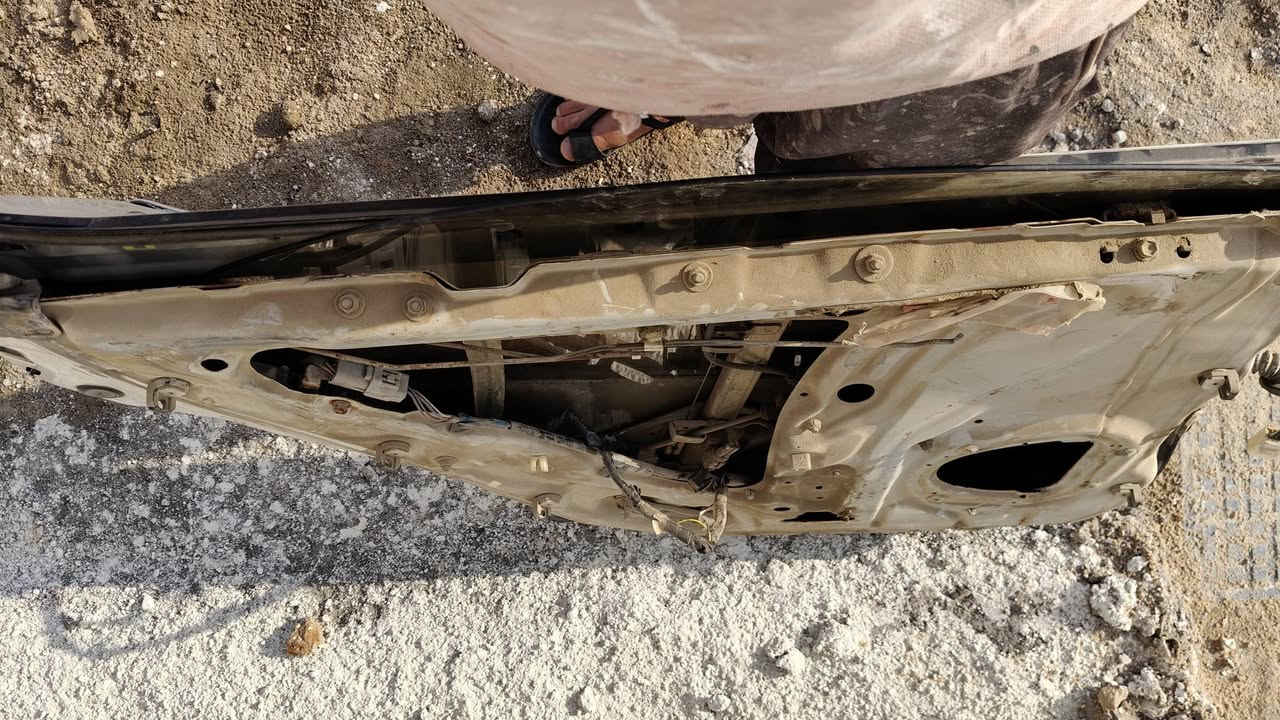 السلام عليكم ورحمه الله /باب شيزر خلفي ايسر مضروب وياه غراضه مثل الجامه والماطور  القفل الترايش ضفيره مال كهرباء 
رقم الهاتف *********** بي واتساب
