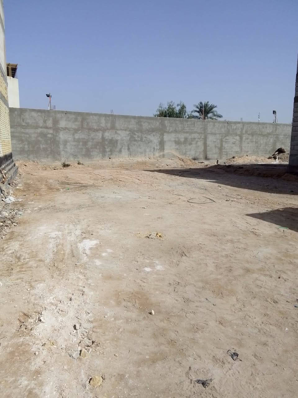 قطعه ارض بالسراجي قرب حسينيه بني عامر فرع الروضه المساحه 300 متر الشارع 8 متر يوجد فيها جميع الخدمات الاتصال ***********
