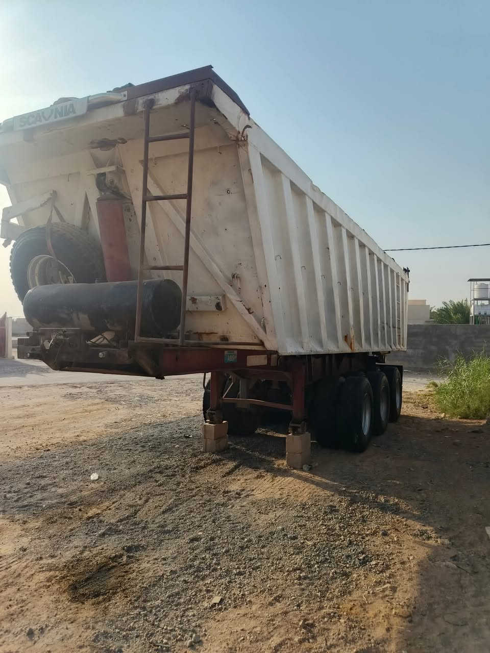 السلام عليكم عربانه للبيع اوزمه قديمه تخم تاير دناقير 16 لا طايحه ولا بها فطر الوينج مالها الماني جاهزه للشغل ما شاء الله مكانها الدير رقم الهاتف***********
