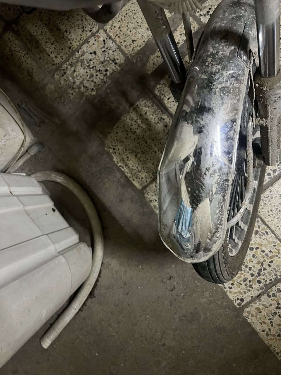 دراجه سونك  موديل 2025خمسه كير ضاغطه وزنجيل الدراجه كله برغي ما مفتوح بيه مكينه خير من الله لا تنقيص ولا تبخير  واديرله كله موتل وكل عشر ايام او 12 يوم ابدل  الدراجه ادوات ادوات ادوات عندي بيه بس الوصل مال شراء شاشة تحكم السرعه والنمر والباتري والبانزين  وتصفير العداد بصمه تشغيل عن بعد واطفاء ونضام سرقه  صار شهر ونص من نزلتنه رمبه على ايدي وخير من الله بيه بس هذن القطعتين معوجات موضحه بل صوره تاير خلفي جوبلس امامي جوب نكره سلف والكهربائيات كله شغاله سعره 900 الرمبه سعره 1150  هاي هم زيرو ولحد يجي ويكلي الجديد هلكد وهلكد هذا سعر الجديد. ذكرته وسعري العارضه  مكاني بغداد ***********
