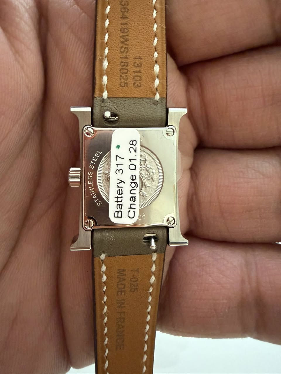ساعه هيرمز Hermes Heure H Mini Ref. HH1.201 النسائيه موديل 2025 سويسريه اصليه 100% جديده غير مستخدمه بحاله الوكاله قياس 20 مم تقريبا ستانلس ستيل مع سوار جلد هيرمز اصلي وحركه كوارتز سويسريه وتصميم Heure H الشهير من هيرمز مع العلبه الاصليه ساعه فخمه وانيقه جدا ومناسبه للاقتناء او كهديه مميزه السعر المطلوب 875 دينار للتواصل على الخاص او على الرقم 0785261118


**إذا كنت صاحب هذا الإعلان وتريد حذفه لأي سبب، رجاءا أرسل رسالة إلى الدعم الفني**